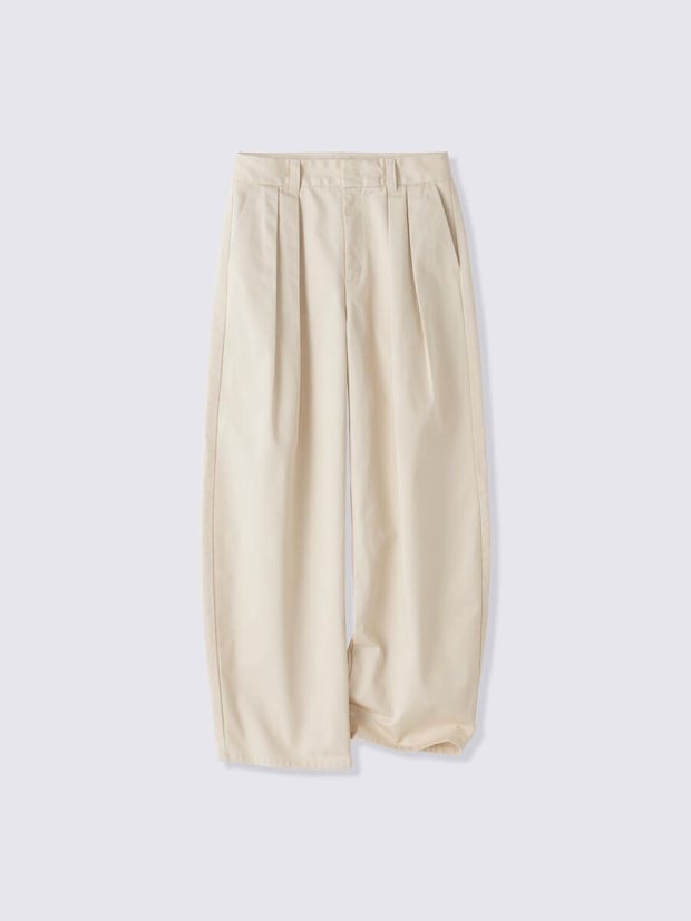 ベージュのチノタックバレルパンツ ベージュのチノタックバレルパンツ