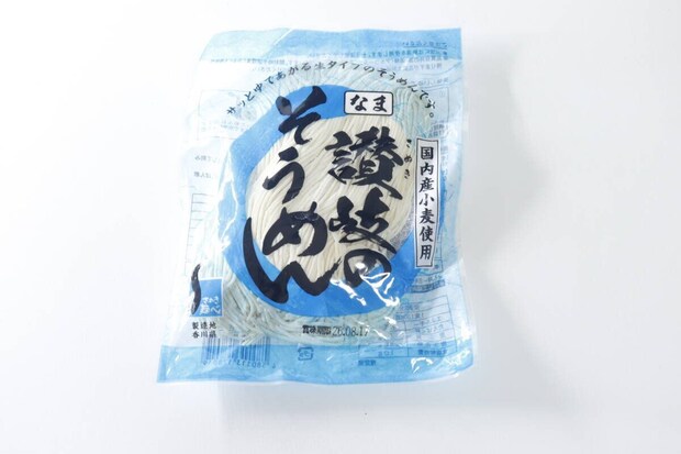 「讃岐そうめん(なま)」と書かれた青いパッケージの全体像 「讃岐そうめん(なま)」と書かれた青いパッケージの全体像