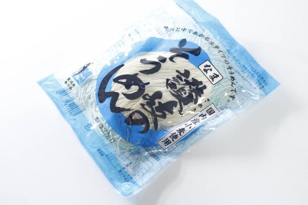 「讃岐そうめん(なま)」と書かれた青いパッケージを斜めから撮影 「讃岐そうめん(なま)」と書かれた青いパッケージを斜めから撮影