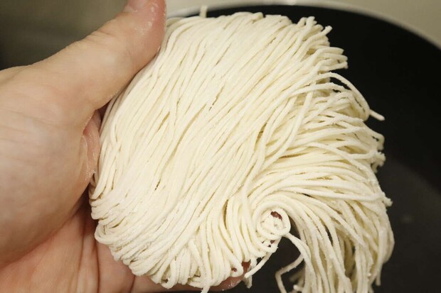 手のひらに乗せられた、白くて細い生そうめんの束