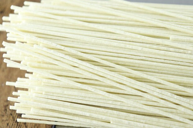 パッケージから取り出した棒ラーメンの麺が束になっている様子をアップで撮影