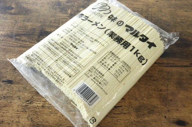「味のマルタイ 棒ラーメン(業務用1kg)」のパッケージを斜め上から撮影 「味のマルタイ 棒ラーメン(業務用1kg)」のパッケージを斜め上から撮影