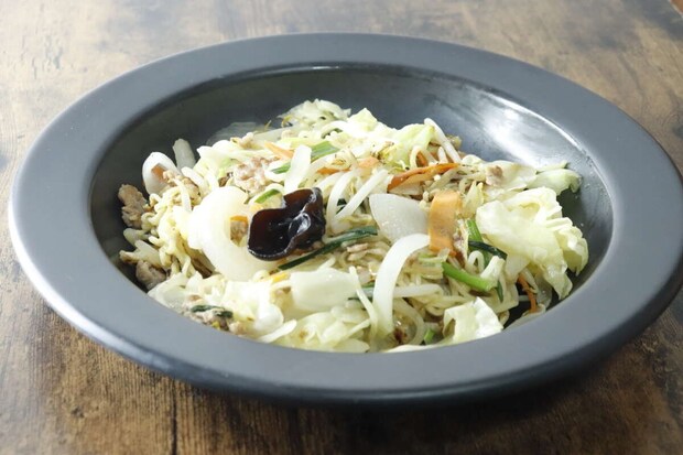 黒い器に盛り付けられた棒ラーメンで作った焼きそば