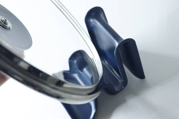 フタ置き調理ツールトレーに置かれた鍋蓋の不安定な様子