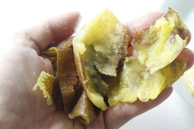 手のひらに、むき終わったキウイの皮が複数枚乗っている 手のひらに、むき終わったキウイの皮が複数枚乗っている