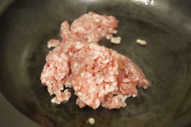 フライパンで炒める前の塊になった豚ひき肉 フライパンで炒める前の塊になった豚ひき肉