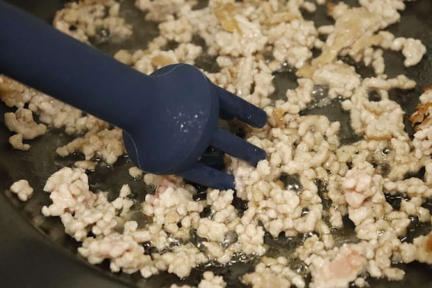 簡単そぼろメーカーでフライパンのひき肉をほぐしている様子 簡単そぼろメーカーでフライパンのひき肉をほぐしている様子