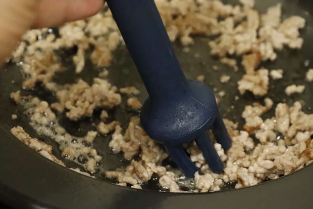 簡単そぼろメーカーでひき肉を細かくほぐしている調理中の様子 簡単そぼろメーカーでひき肉を細かくほぐしている調理中の様子
