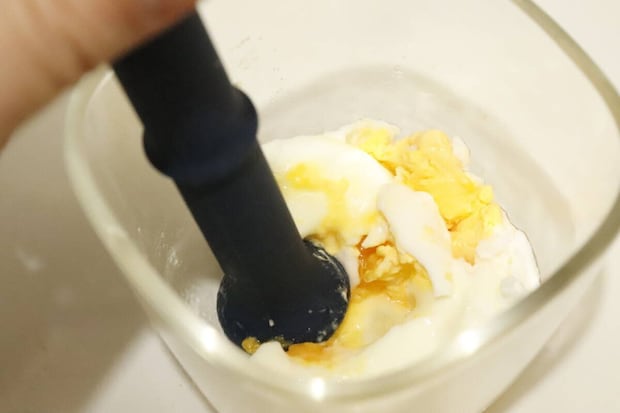 簡単そぼろメーカーのマッシャー部分で茹で卵を潰している 簡単そぼろメーカーのマッシャー部分で茹で卵を潰している