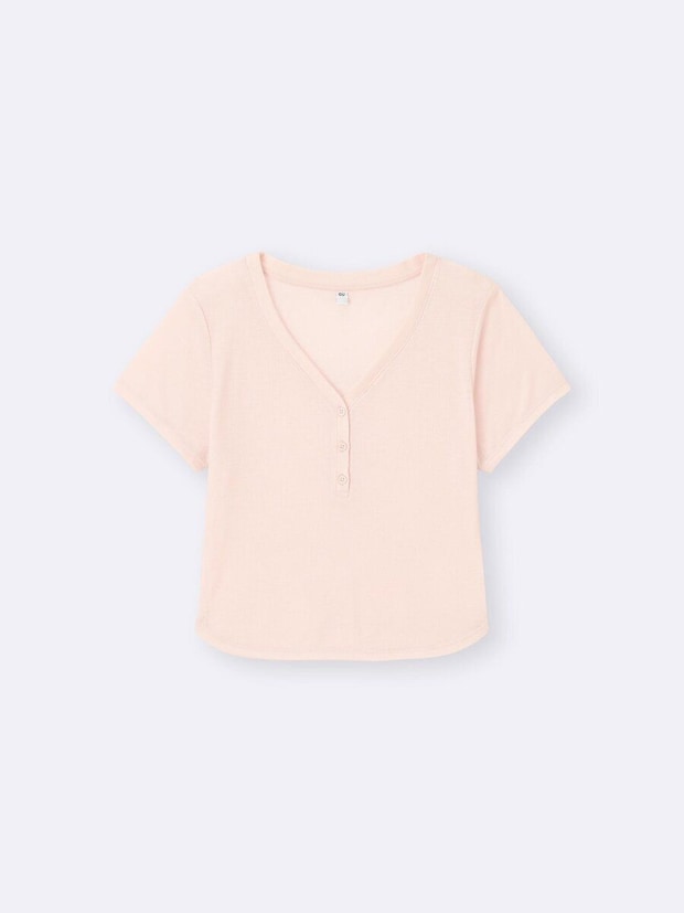 淡いピンクのヘンリーネック半袖シアートップス