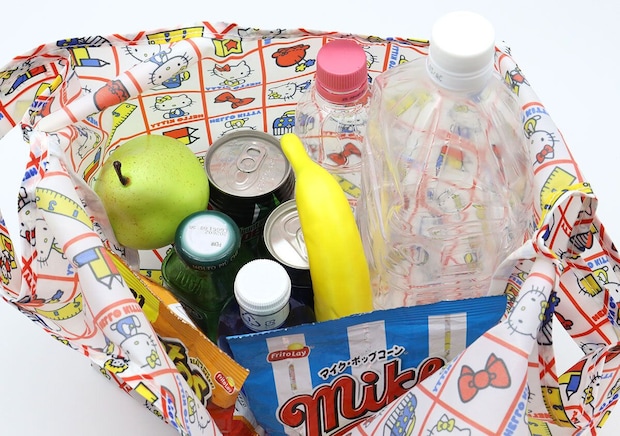 エコバッグにペットボトルや果物など買い物を入れた様子