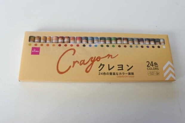 ダイソーのクレヨン24色入りパッケージの正面