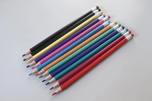 カラフルな消せる色鉛筆12本が机に並べられている