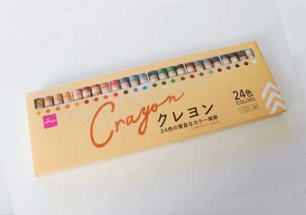 ダイソーのクレヨン24色入りパッケージを斜めから