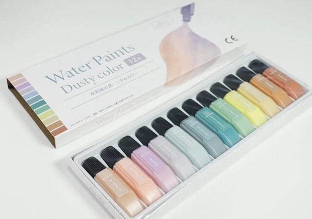 ダイソーのくすみカラー水彩絵の具12色チューブが箱に並んでいる