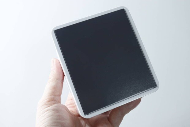 白い歯ブラシチューブスタンドの裏面。全面を覆う大きなマグネットが見える。 白い歯ブラシチューブスタンドの裏面。全面を覆う大きなマグネットが見える。