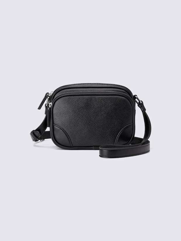 黒いスクエアフォルムのアウトポケットミニショルダーバッグ