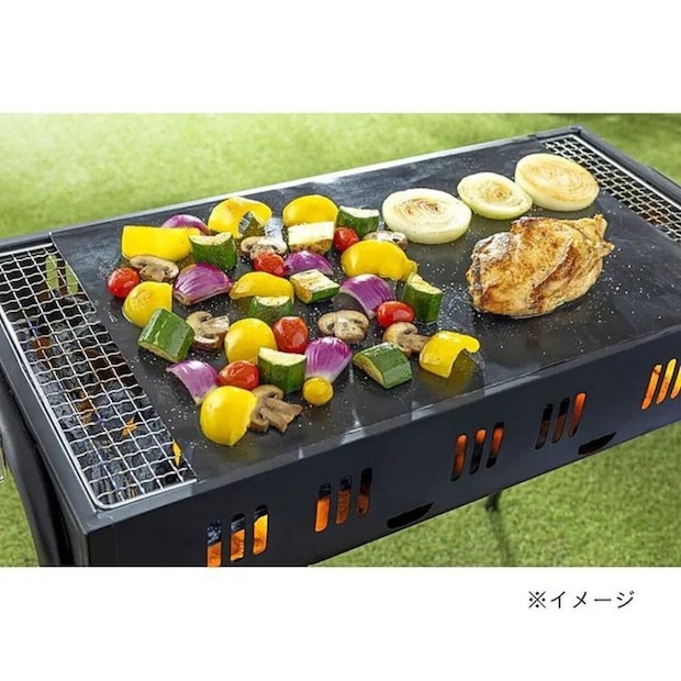 バーベキューグリルシートの上で鶏肉や野菜を焼いている様子 バーベキューグリルシートの上で鶏肉や野菜を焼いている様子