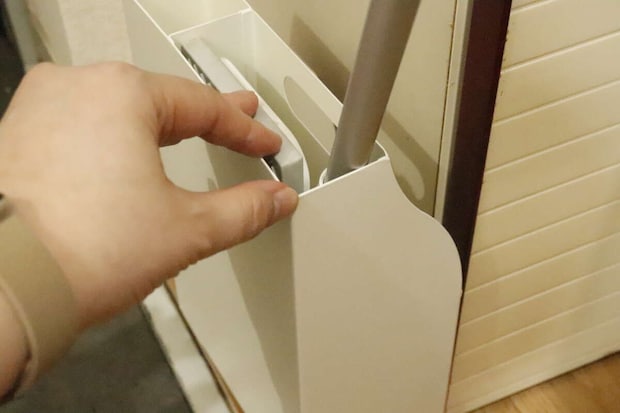 白い収納ボックスから掃除用具を取り出す女性の手元 白い収納ボックスから掃除用具を取り出す女性の手元
