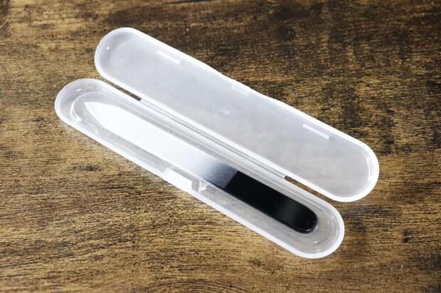 木目のテーブルで半透明のケースを開き中身が見えるつめやすり 木目のテーブルで半透明のケースを開き中身が見えるつめやすり