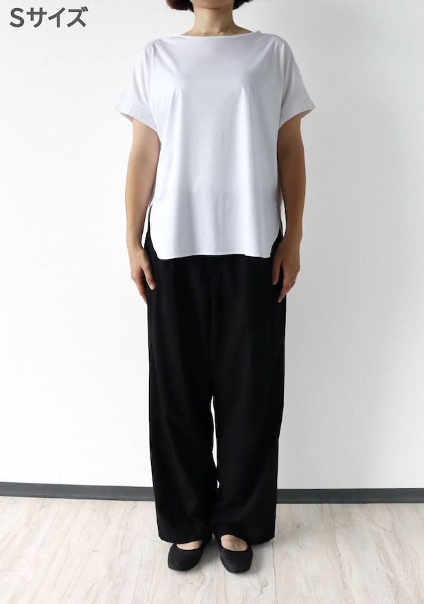 女性がPLSTのSサイズ白Tシャツと黒パンツを着用し正面で立つ 女性がPLSTのSサイズ白Tシャツと黒パンツを着用し正面で立つ