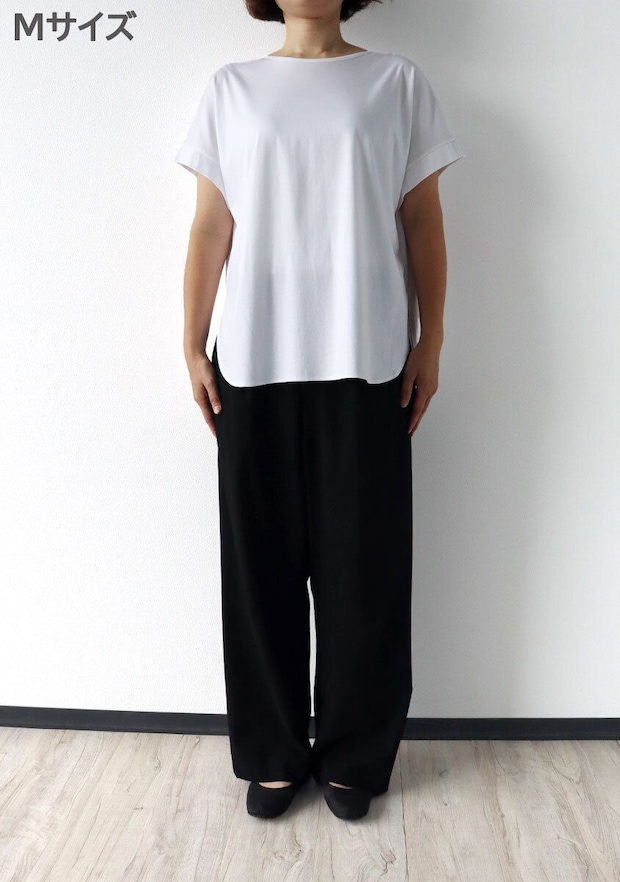 女性がPLSTのMサイズ白Tシャツと黒パンツを着用し正面で立つ 女性がPLSTのMサイズ白Tシャツと黒パンツを着用し正面で立つ