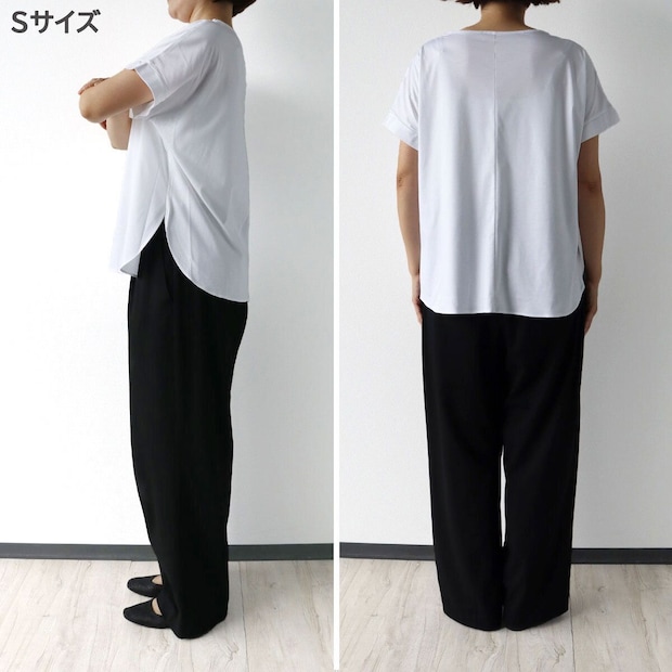 女性がPLSTのSサイズ白Tシャツと黒パンツを着用し横と後ろ姿 女性がPLSTのSサイズ白Tシャツと黒パンツを着用し横と後ろ姿