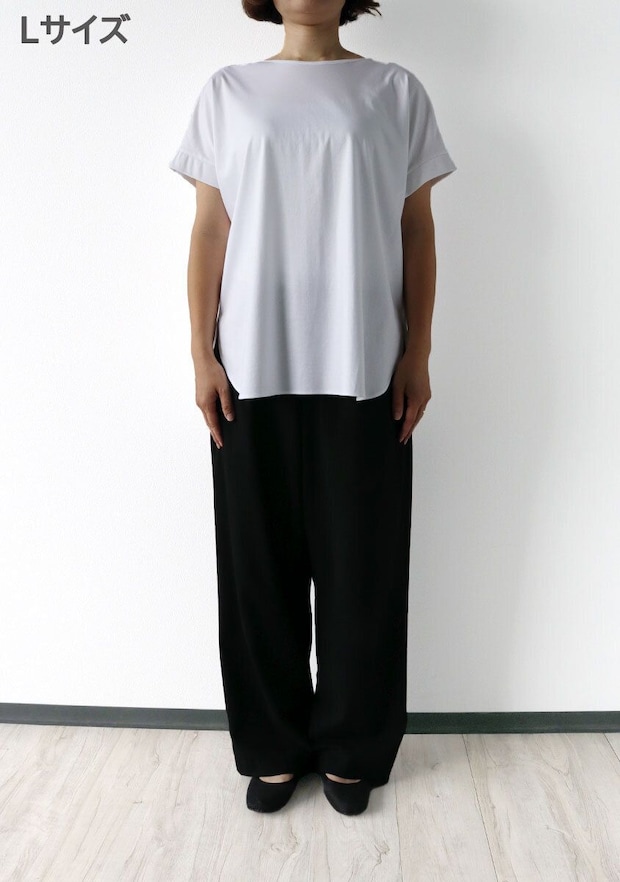 女性がPLSTのLサイズ白Tシャツと黒パンツを着用し正面で立つ 女性がPLSTのLサイズ白Tシャツと黒パンツを着用し正面で立つ