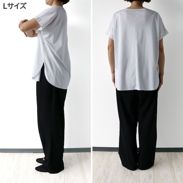 女性がPLSTのLサイズ白Tシャツと黒パンツを着用し横と後ろ姿 女性がPLSTのLサイズ白Tシャツと黒パンツを着用し横と後ろ姿