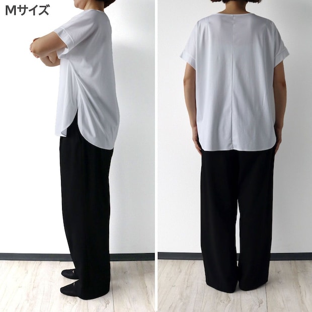 女性がPLSTのMサイズ白Tシャツと黒パンツを着用し横と後ろ姿 女性がPLSTのMサイズ白Tシャツと黒パンツを着用し横と後ろ姿