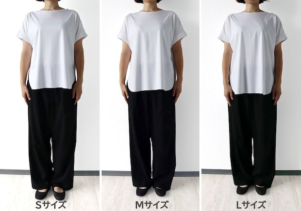 女性がSML各サイズの白Tシャツと黒パンツを着用し並んで比較 女性がSML各サイズの白Tシャツと黒パンツを着用し並んで比較