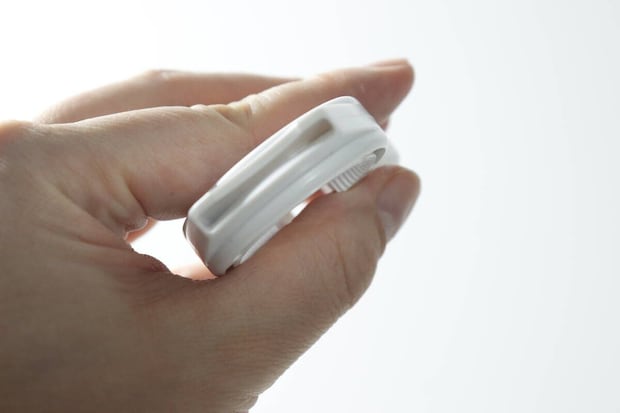 白い4WAYキャップオープナーの側面にあるプルタブを引っ掛ける部分のアップ