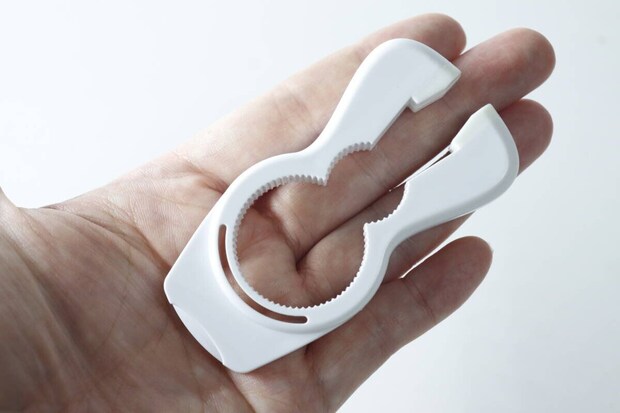 手のひらに乗せた白い4WAYキャップオープナー。商品のサイズ感がわかる 手のひらに乗せた白い4WAYキャップオープナー。商品のサイズ感がわかる