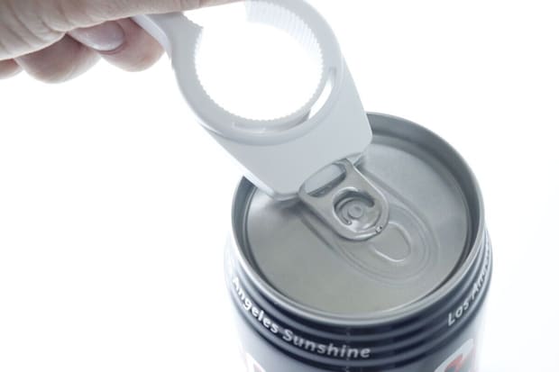 4WAYキャップオープナーで缶のプルタブを引き上げている様子