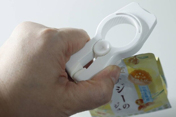 4WAYキャップオープナーでパウチドリンクのキャップを開けている様子