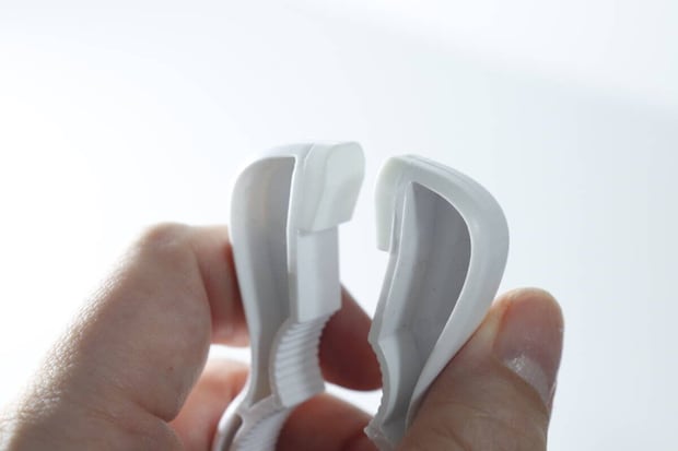白い4WAYキャップオープナーの圧着フィルムを挟むトング状の先端部分