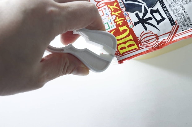 4WAYキャップオープナーで袋の圧着フィルムを挟んで開けている様子