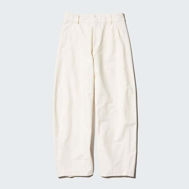 オフホワイトのジャージーバレルレッグパンツ。フロントサイドに切り替え。 オフホワイトのジャージーバレルレッグパンツ。フロントサイドに切り替え。