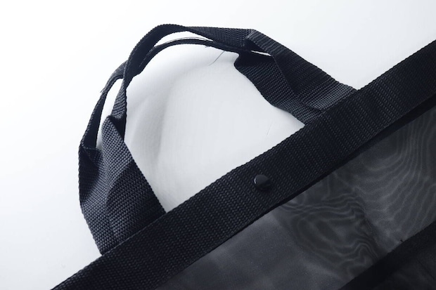 黒いトートバッグの持ち手と開閉用のスナップボタン
