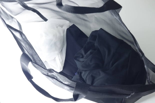 メッシュトートバッグに洗濯前の衣類と洗濯ネット メッシュトートバッグに洗濯前の衣類と洗濯ネット