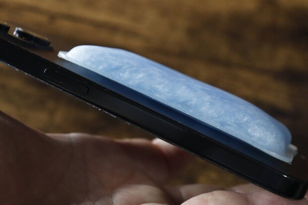 スマートフォンに貼り付けた冷却パッドの薄さがわかる側面