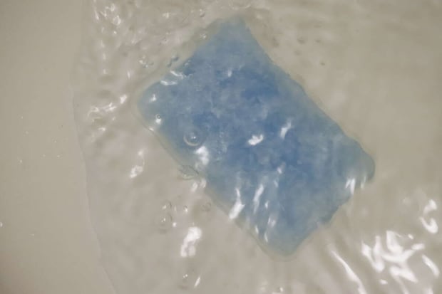 スマホ冷却パッドを冷水に浸して再凍結させている様子