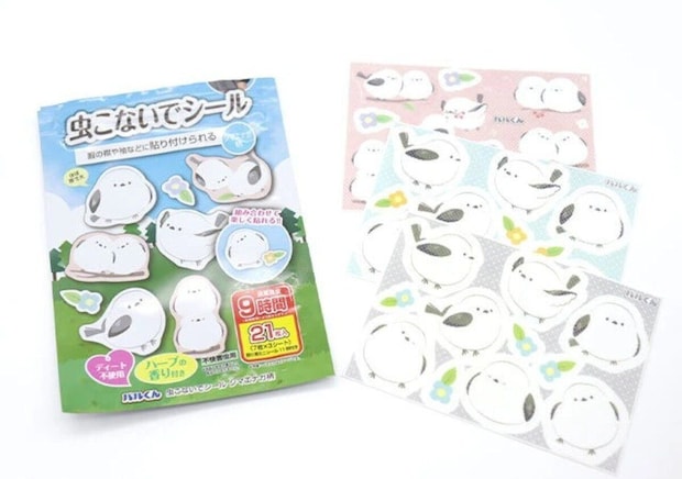 「バルくん 虫こないでシール シマエナガ柄」のパッケージと中身のシールが並べられている 「バルくん 虫こないでシール シマエナガ柄」のパッケージと中身のシールが並べられている
