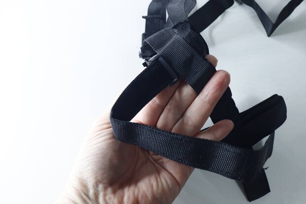 女性の手がボトルホルダーのベルト部分を掴んでいる