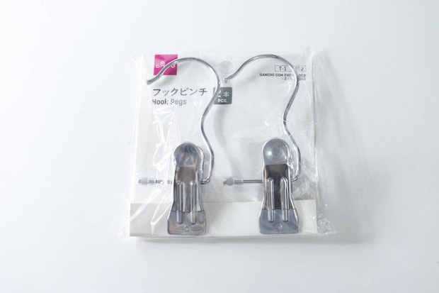 透明な袋に入ったダイソーのフックピンチ2本の全体 透明な袋に入ったダイソーのフックピンチ2本の全体