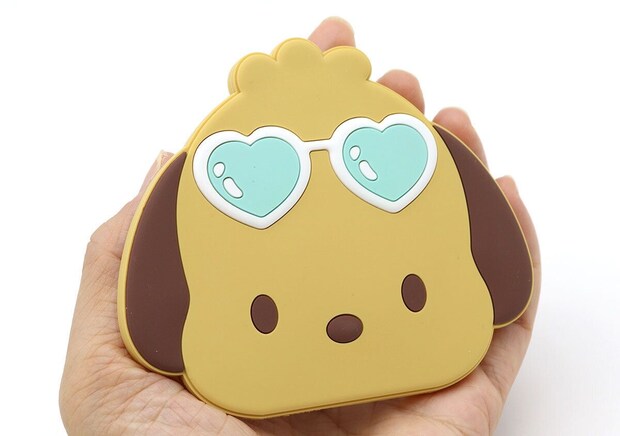 ポチャッコのフェイス形ミラーを手のひらに乗せている