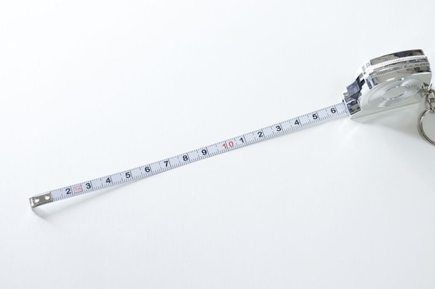 キーホルダーメジャーからメジャー部分が引き出された状態 キーホルダーメジャーからメジャー部分が引き出された状態