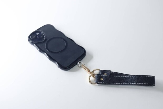 黒いスマホケースに黒い合皮のスマホストラップを装着した状態