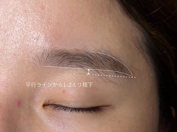 平行アーチ眉の作り方②平行ラインから1〜2ミリ下げ眉尻のアーチを作る 平行アーチ眉の作り方②平行ラインから1〜2ミリ下げ眉尻のアーチを作る