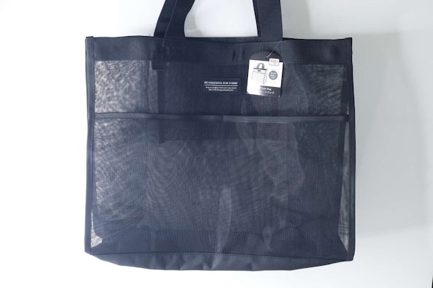 黒いメッシュトートバッグが正面から写っており、商品タグが見える